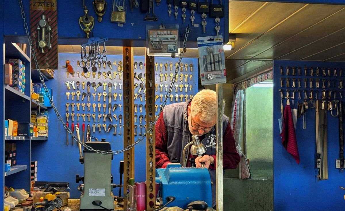 locksmith cutting a spare key